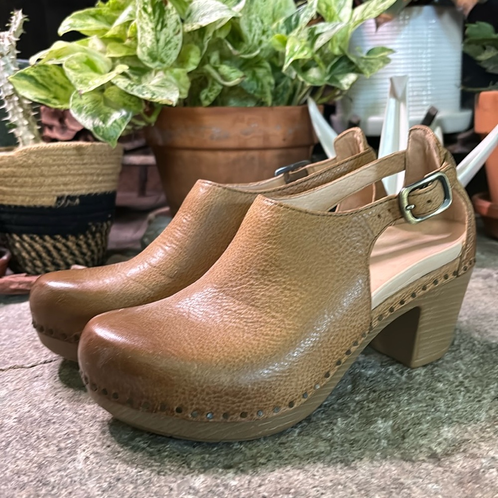 Dansko Sassy Clogs NWOT 38